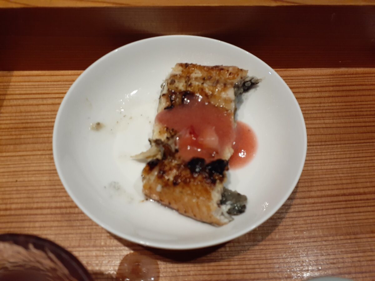 いちご新年会料理4_鰻の白焼き苺ソースを添えて