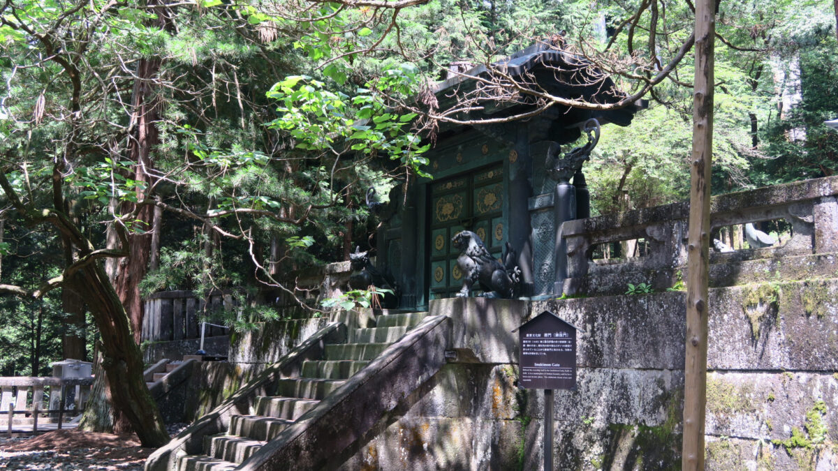 奥社唐門。この奥に徳川家康公のお墓、奥宮【重要文化財】がある。