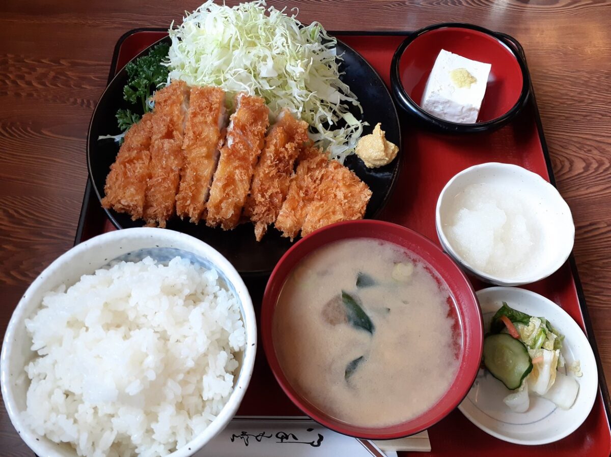 宇都宮餃子最強説も噂される「餃子会館」のロースかつランチ