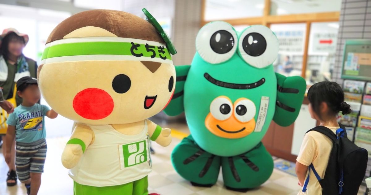 栃木農業総合研究センター公開デー_本館入り繰りにいたとちまるくんとなかっぴー&こなっぴー