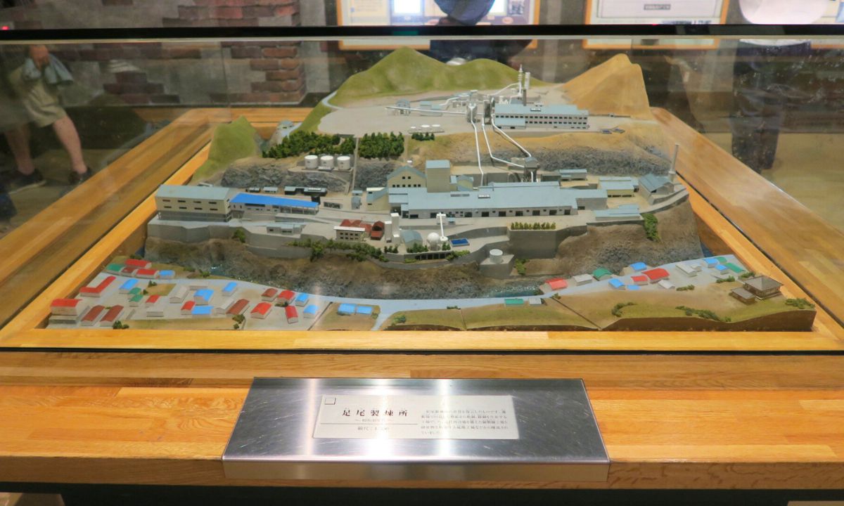 わたらせ渓谷鐵道『トロッコわたらせ渓谷号』家族で楽しむ絶景ローカル線の旅_坑道外の展示_蘆尾精練所模型