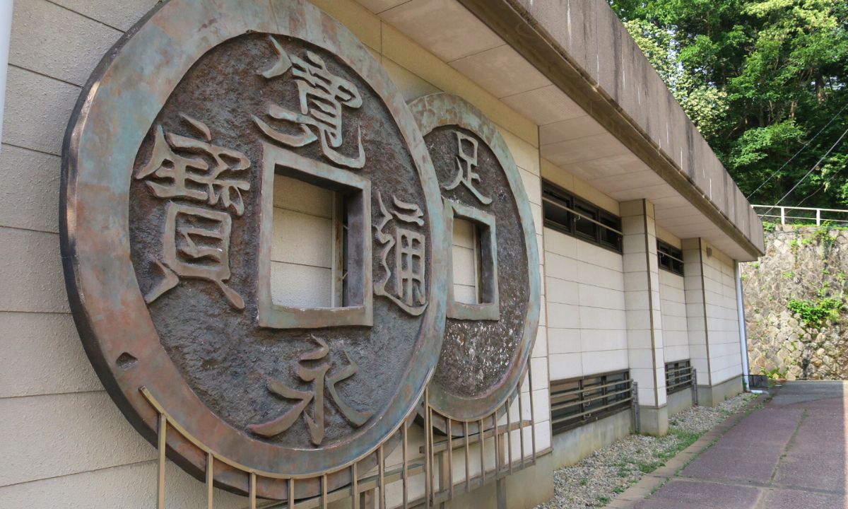 わたらせ渓谷鐵道『トロッコわたらせ渓谷号』家族で楽しむ絶景ローカル線の旅_坑道外の展示寛永通宝
