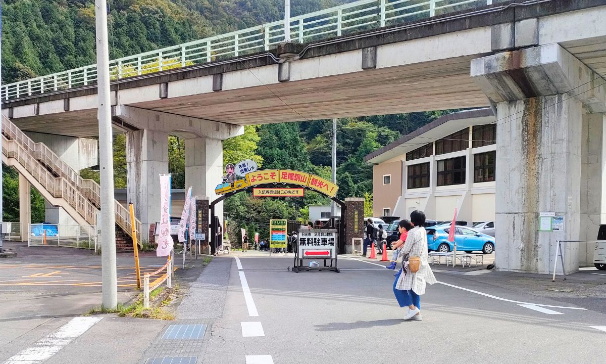 わたらせ渓谷鐵道『トロッコわたらせ渓谷号』家族で楽しむ絶景ローカル線の旅_足尾銅山入坑口