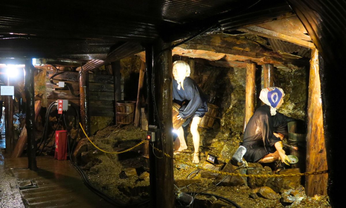 わたらせ渓谷鐵道『トロッコわたらせ渓谷号』家族で楽しむ絶景ローカル線の旅_坑内の展示