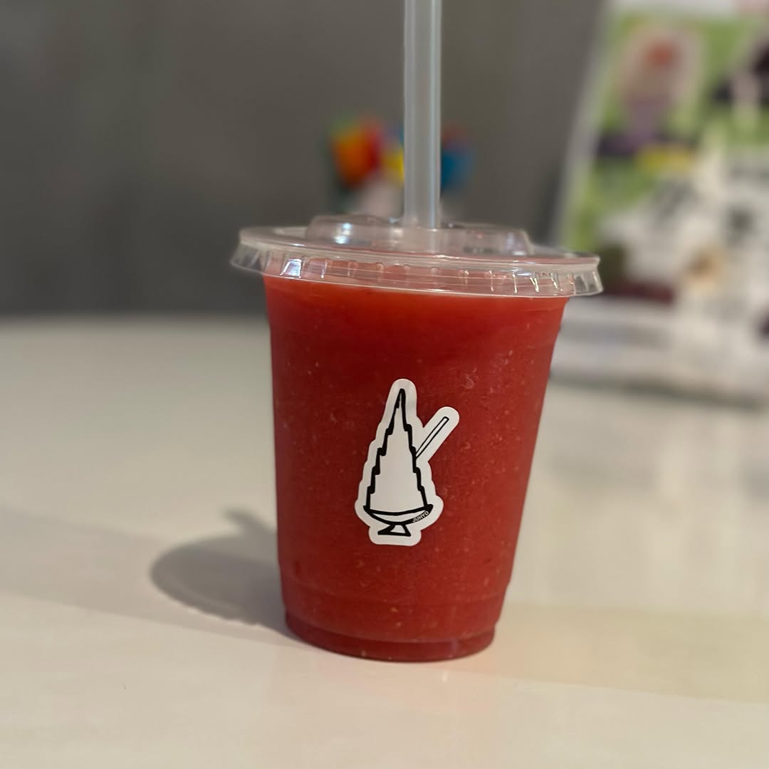 寿氷の氷をカップに閉じ込めた「カチカチスムー寿」